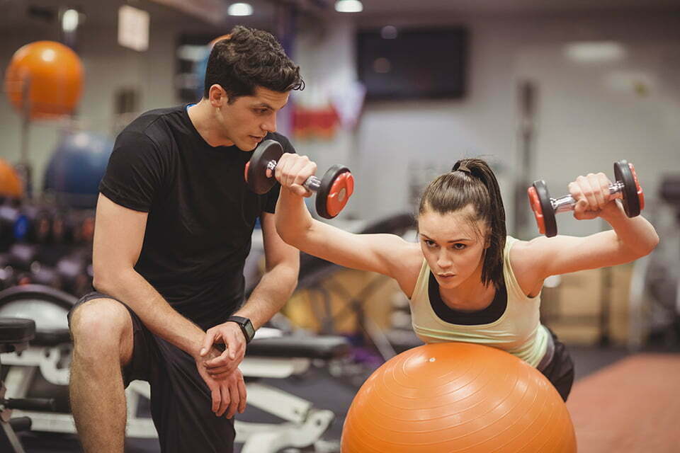 mujer haciendo crossfit en gimnasio