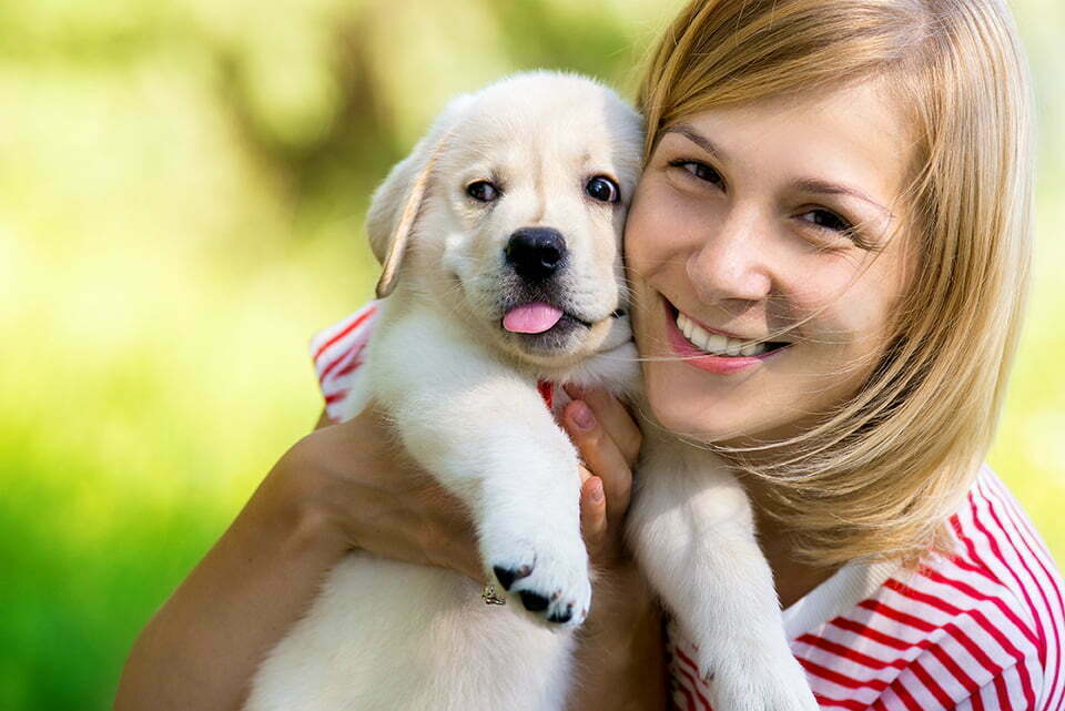 mujer y su mascota